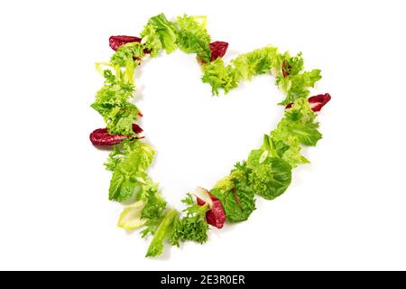 Insalata verde forma del cuore isolato su sfondo bianco Foto Stock