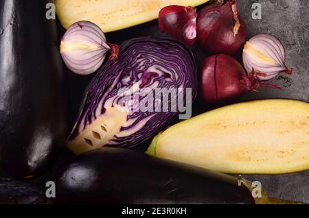 Ancora vita di verdure viola fresche su sfondo grigio. Raccolta di verdure viola fresche, sfondo vegetale Foto Stock