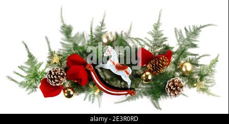 Striscione con decorazione di cristmas con rose e petali di rosa Panorama isolato Su sfondo bianco Foto Stock