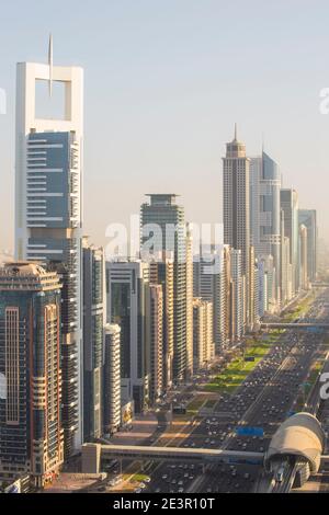 Emirati Arabi Uniti, Dubai, Vista di Sheikh Zayed Rd Foto Stock
