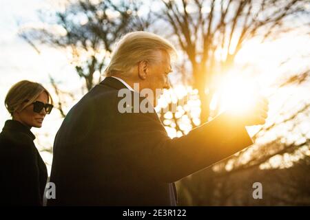 Washington, DC, Stati Uniti. 20 gennaio 2021. Il presidente degli Stati Uniti Donald Trump dà un pollice in su mentre parte con la prima signora degli Stati Uniti Melania Trump prima di salire a bordo di Marine One sul prato sud della Casa Bianca a Washington, DC, Stati Uniti, mercoledì 20 gennaio 2021. Credit: Al Drago/Pool via CNP | Usage worldwide Credit: dpa/Alamy Live News Foto Stock