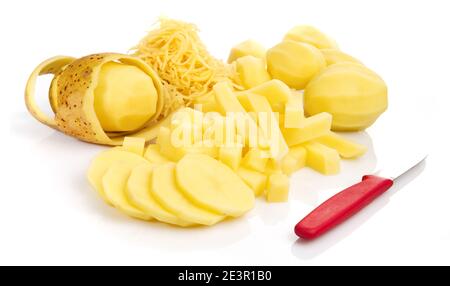 Patata sbucciata in tagli diversi isolato su sfondo bianco - Patate da taglio Foto Stock