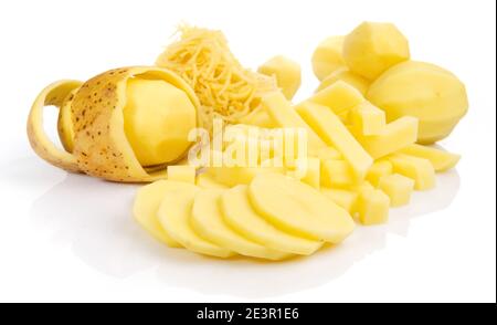 Patata sbucciata in tagli diversi isolato su sfondo bianco - Patate da taglio Foto Stock