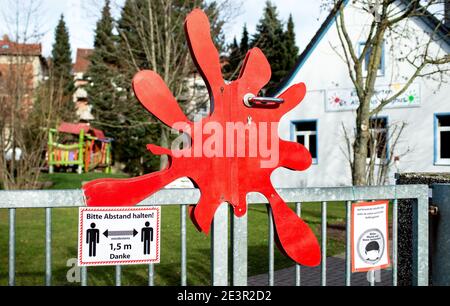 Brunswick, Germania. 20 gennaio 2021. Un cartello con la scritta 'Please Keep your distance!' pende sul cancello di un asilo che ora è aperto solo per l'assistenza di emergenza. La cancelliera Merkel e i capi di Stato hanno deciso di estendere la chiusura fino a febbraio 14. Le scuole e i centri di assistenza diurna devono rimanere chiusi. Credit: Hauke-Christian Dittrich/dpa/Alamy Live News Foto Stock