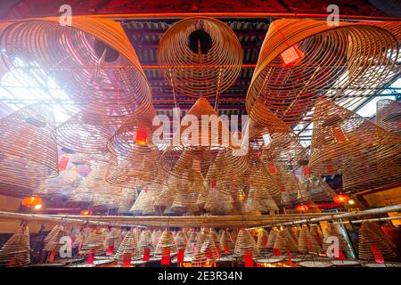 HONG KONG, CINA - 17 Maggio 2014: l'interno del Tempio di Man Mo. Istituito nel 1847, il tempio dedicato al dio civile uomo Cheong e marti Foto Stock