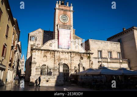 Chiesa di San Lorenzo e Guardia cittadina con torre dell'orologio del XIX secolo, Piazza del Popolo, Zara, Dalmazia, Croazia Foto Stock