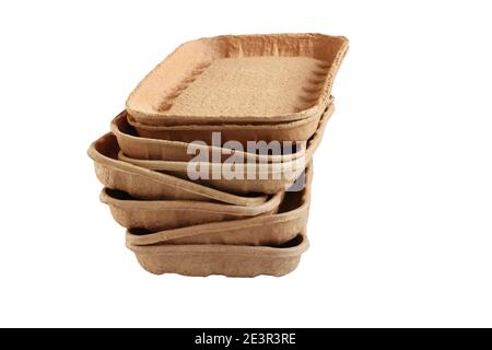 Vassoi per alimenti biodegradabili realizzati in cartone pressato isolato su sfondo bianco. Primo piano Foto Stock