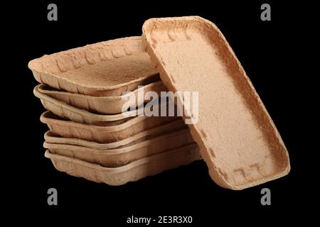 Vassoi per alimenti biodegradabili realizzati in cartone pressato isolato su sfondo nero. Primo piano Foto Stock