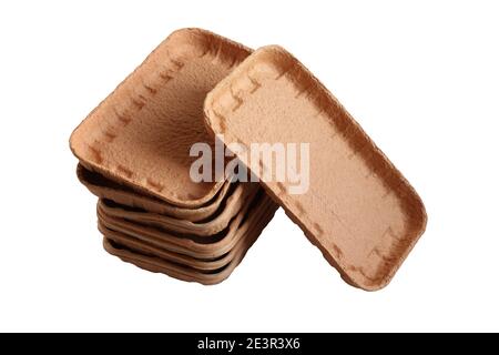 Vassoi per alimenti biodegradabili realizzati in cartone pressato isolato su sfondo bianco. Primo piano Foto Stock