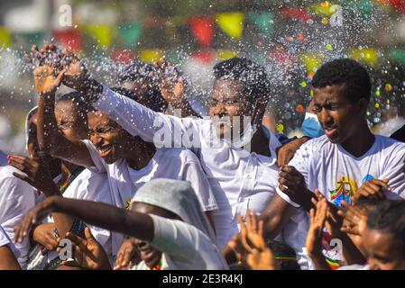 (210120) -- ADDIS ABEBA, 20 gennaio 2021 (Xinhua) -- la gente celebra Timket, il festival annuale dell'epifania etiope, ad Addis Abeba, Etiopia il 19 gennaio 2021. L'epifania etiope, che è in gran parte considerata come uno degli eventi pubblici più quotati dell'Etiopia, è un affare di tre giorni che coinvolge le attività religiose e culturali distintive. (Xinhua/Michael Tewelde) Foto Stock