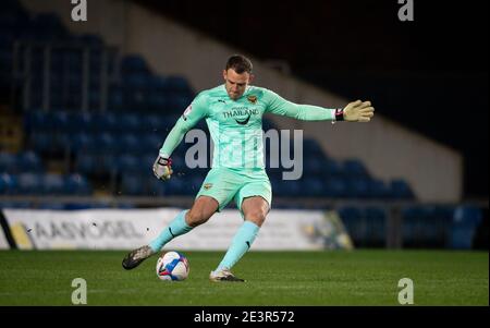 Il portiere Simon Eastwood di Oxford si è Unito durante l'EFL 'Papa John's' Trophy alle spalle di una partita chiusa tra Oxford United e Cambridge Uniti al K Foto Stock