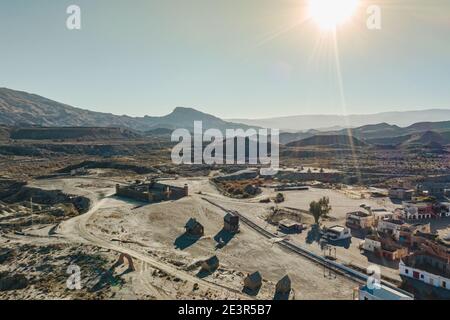 Drone sopra la vista del deserto Tabernas paesaggio Texas Hollywood Fort Bravo il parco a tema in stile occidentale di Almeria Andalusia Spagna Europa Foto Stock