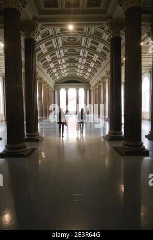 Galleria d'Arte moderna, Biblioteca di Goma. Royal Exchange Square, Glasgow, G1 3HA. Lo spazio espositivo del musuem ha avuto una mostra annullata. I manager della Gallery of Modern Art (Goma) di Glasgow affermano che lo spazio lasciato vuoto dopo il decollo dell'artista olandese Marlie Mul è stato un successo a sorpresa. Dopo aver rifiutato di produrre qualsiasi arte per la sua mostra, ha suggerito che lo spettacolo potrebbe andare avanti, fatturati come "questa esposizione è stata annullata". Foto Stock