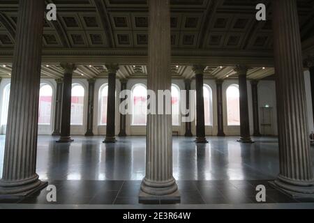Galleria d'Arte moderna, Biblioteca di Goma. Royal Exchange Square, Glasgow, G1 3HA. Lo spazio espositivo del musuem ha avuto una mostra annullata. I manager della Gallery of Modern Art (Goma) di Glasgow affermano che lo spazio lasciato vuoto dopo il decollo dell'artista olandese Marlie Mul è stato un successo a sorpresa. Dopo aver rifiutato di produrre qualsiasi arte per la sua mostra, ha suggerito che lo spettacolo potrebbe andare avanti, fatturati come "questa esposizione è stata annullata". Foto Stock