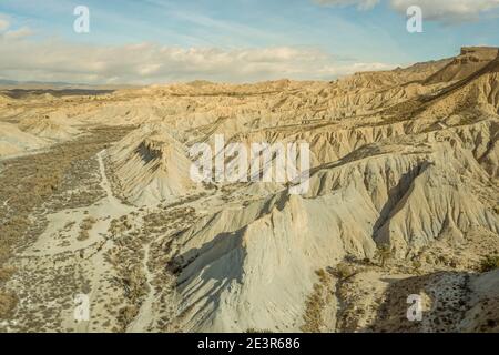 Drone veduta aerea del deserto Tabernas paesaggio in Andalusia Almeria Spagna solo deserto in Europa Foto Stock
