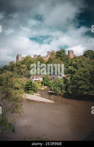 Castello di Ludlow in estate. Un castello inglese di Histroric adagiato in una collina Foto Stock