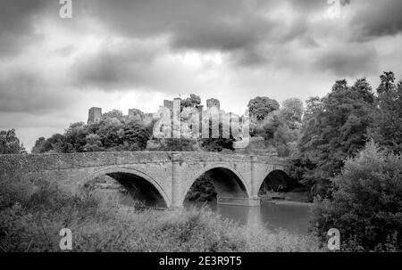 Castello di Ludlow in estate. Un castello inglese di Histroric adagiato in una collina Foto Stock