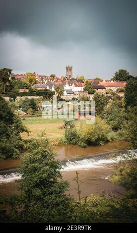 Castello di Ludlow in estate. Un castello inglese di Histroric adagiato in una collina Foto Stock