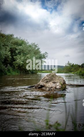 River Teme, Shropshire in estate. Questo fiume alimenta la città mercato di Ludlow. Foto Stock