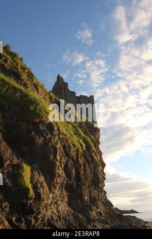 Greenan Castle, Ayr, Ayrshire, Scozia, Regno Unito. Arroccato sulla cima di una scogliera di mare, Greenan Castle occupa un sito che è stato fortificato per migliaia di anni. Originariamente una fortezza promontoria, fu convertita in motte-and-bailey nel XII secolo. Nel XV secolo una Tower House fu costruita dai signori delle isole che in seguito passarono nelle mani della famiglia Kennedy. Il Greenan Castle è una casa torre in rovina del 16th° secolo, a circa 2,5 miglia a sud-ovest di Ayr, nel South Ayrshire, Scozia. Il castello che si trova precariamente sulle Clifs è stato legato alla leggenda di re Artù Foto Stock