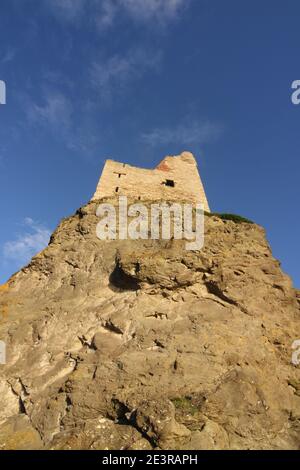 Greenan Castle, Ayr, Ayrshire, Scozia, Regno Unito. Arroccato sulla cima di una scogliera di mare, Greenan Castle occupa un sito che è stato fortificato per migliaia di anni. Originariamente una fortezza promontoria, fu convertita in motte-and-bailey nel XII secolo. Nel XV secolo una Tower House fu costruita dai signori delle isole che in seguito passarono nelle mani della famiglia Kennedy. Il Greenan Castle è una casa torre in rovina del 16th° secolo, a circa 2,5 miglia a sud-ovest di Ayr, nel South Ayrshire, Scozia. Il castello che si trova precariamente sulle Clifs è stato legato alla leggenda di re Artù Foto Stock