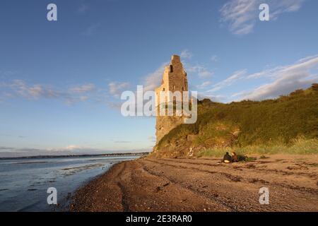 Greenan Castle, Ayr, Ayrshire, Scozia, Regno Unito. Arroccato sulla cima di una scogliera di mare, Greenan Castle occupa un sito che è stato fortificato per migliaia di anni. Originariamente una fortezza promontoria, fu convertita in motte-and-bailey nel XII secolo. Nel XV secolo una Tower House fu costruita dai signori delle isole che in seguito passarono nelle mani della famiglia Kennedy. Il Greenan Castle è una casa torre in rovina del 16th° secolo, a circa 2,5 miglia a sud-ovest di Ayr, nel South Ayrshire, Scozia. Il castello che si trova precariamente sulle Clifs è stato legato alla leggenda di re Artù Foto Stock