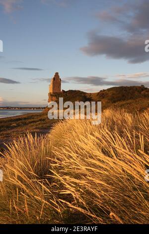 Greenan Castle, Ayr, Ayrshire, Scozia, Regno Unito. Arroccato sulla cima di una scogliera di mare, Greenan Castle occupa un sito che è stato fortificato per migliaia di anni. Originariamente una fortezza promontoria, fu convertita in motte-and-bailey nel XII secolo. Nel XV secolo una Tower House fu costruita dai signori delle isole che in seguito passarono nelle mani della famiglia Kennedy. Il Greenan Castle è una casa torre in rovina del 16th° secolo, a circa 2,5 miglia a sud-ovest di Ayr, nel South Ayrshire, Scozia. Il castello che si trova precariamente sulle Clifs è stato legato alla leggenda di re Artù Foto Stock