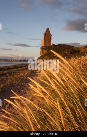 Greenan Castle, Ayr, Ayrshire, Scozia, Regno Unito. Arroccato sulla cima di una scogliera di mare, Greenan Castle occupa un sito che è stato fortificato per migliaia di anni. Originariamente una fortezza promontoria, fu convertita in motte-and-bailey nel XII secolo. Nel XV secolo una Tower House fu costruita dai signori delle isole che in seguito passarono nelle mani della famiglia Kennedy. Il Greenan Castle è una casa torre in rovina del 16th° secolo, a circa 2,5 miglia a sud-ovest di Ayr, nel South Ayrshire, Scozia. Il castello che si trova precariamente sulle Clifs è stato legato alla leggenda di re Artù Foto Stock