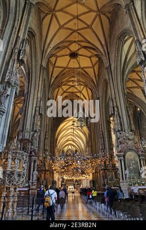 Vienna, Austria - 25 aprile 2019: Interno della famosa Cattedrale di Santo Stefano, che si trova sulla piazza principale di Vienna, Austria. Viennas principale Foto Stock