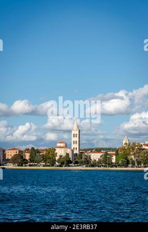 Vista del paesaggio urbano della città vecchia da una barca, Zara, Dalmazia, Croazia Foto Stock
