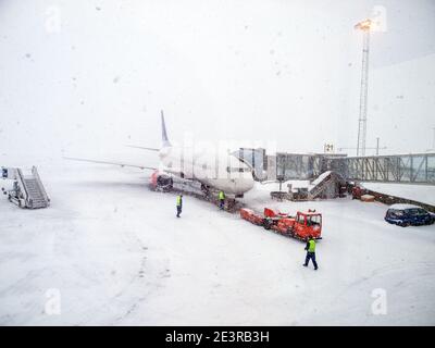 Aerei su pista nella neve all'aeroporto di Oslo, Norvegia Foto Stock