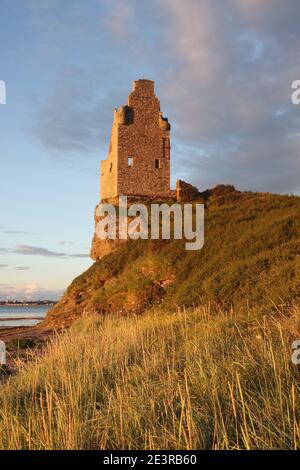 Greenan Castle, Ayr, Ayrshire, Scozia, Regno Unito. Arroccato sulla cima di una scogliera di mare, Greenan Castle occupa un sito che è stato fortificato per migliaia di anni. Originariamente una fortezza promontoria, fu convertita in motte-and-bailey nel XII secolo. Nel XV secolo una Tower House fu costruita dai signori delle isole che in seguito passarono nelle mani della famiglia Kennedy. Il Greenan Castle è una casa torre in rovina del 16th° secolo, a circa 2,5 miglia a sud-ovest di Ayr, nel South Ayrshire, Scozia. Il castello che si trova precariamente sulle Clifs è stato legato alla leggenda di re Artù Foto Stock