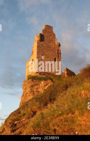 Greenan Castle, Ayr, Ayrshire, Scozia, Regno Unito. Arroccato sulla cima di una scogliera di mare, Greenan Castle occupa un sito che è stato fortificato per migliaia di anni. Originariamente una fortezza promontoria, fu convertita in motte-and-bailey nel XII secolo. Nel XV secolo una Tower House fu costruita dai signori delle isole che in seguito passarono nelle mani della famiglia Kennedy. Il Greenan Castle è una casa torre in rovina del 16th° secolo, a circa 2,5 miglia a sud-ovest di Ayr, nel South Ayrshire, Scozia. Il castello che si trova precariamente sulle Clifs è stato legato alla leggenda di re Artù Foto Stock