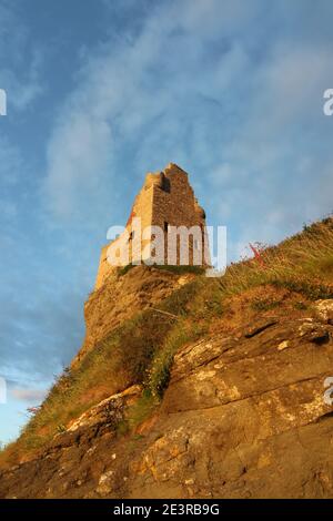 Greenan Castle, Ayr, Ayrshire, Scozia, Regno Unito. Arroccato sulla cima di una scogliera di mare, Greenan Castle occupa un sito che è stato fortificato per migliaia di anni. Originariamente una fortezza promontoria, fu convertita in motte-and-bailey nel XII secolo. Nel XV secolo una Tower House fu costruita dai signori delle isole che in seguito passarono nelle mani della famiglia Kennedy. Il Greenan Castle è una casa torre in rovina del 16th° secolo, a circa 2,5 miglia a sud-ovest di Ayr, nel South Ayrshire, Scozia. Il castello che si trova precariamente sulle Clifs è stato legato alla leggenda di re Artù Foto Stock