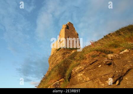 Greenan Castle, Ayr, Ayrshire, Scozia, Regno Unito. Arroccato sulla cima di una scogliera di mare, Greenan Castle occupa un sito che è stato fortificato per migliaia di anni. Originariamente una fortezza promontoria, fu convertita in motte-and-bailey nel XII secolo. Nel XV secolo una Tower House fu costruita dai signori delle isole che in seguito passarono nelle mani della famiglia Kennedy. Il Greenan Castle è una casa torre in rovina del 16th° secolo, a circa 2,5 miglia a sud-ovest di Ayr, nel South Ayrshire, Scozia. Il castello che si trova precariamente sulle Clifs è stato legato alla leggenda di re Artù Foto Stock