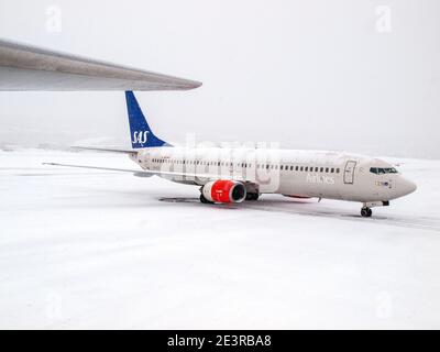 Un aereo SAS sulla pista nella neve all'aeroporto di Oslo, Norvegia Foto Stock