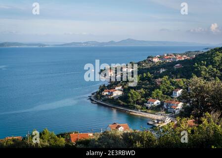 Vista del villaggio di Mali Iz, terra di Iz, arcipelago di Zara, Dalmazia, Croazia Foto Stock
