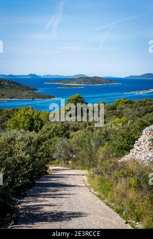 Verso la Baia di Salina, l'Isola di Iz, l'arcipelago di Zara, la Dalmazia, la Croazia Foto Stock