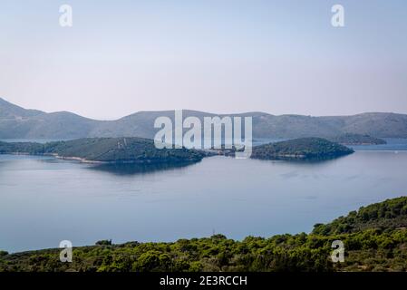Vista da Korinjak, la più alta per dell'isola a 166 m sul livello del mare, isola di Iz, arcipelago di Zara, Dalmazia, Croazia Foto Stock