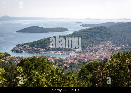 Vista da Korinjak, la più alta per dell'isola a 166 m sul livello del mare, isola di Iz, arcipelago di Zara, Dalmazia, Croazia Foto Stock