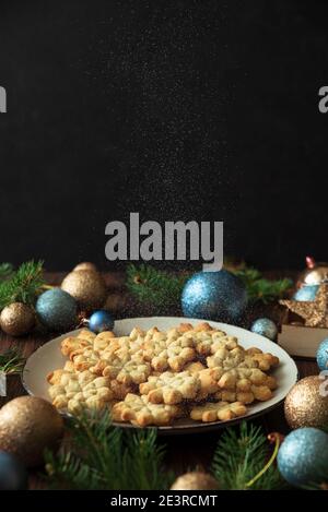 Natale fiocchi di neve biscotti pan di zenzero con decorazioni di Natale. Concetto di Capodanno e festa di Natale. Messa a fuoco morbida. Spazio di copia. Particelle eff Foto Stock