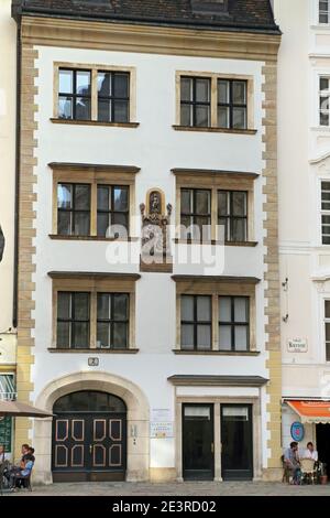 VIENNA, AUSTRIA - 25 aprile 2019: Belle facciate di edifici in Piazza Judenplatz, Vienna Foto Stock