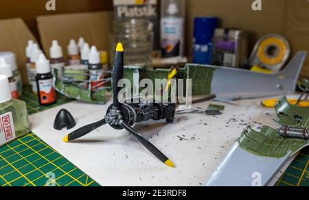 Costruzione del motore di Airfix Spitfire modello aereo 1/24 poll scala sulla scrivania di casa Foto Stock