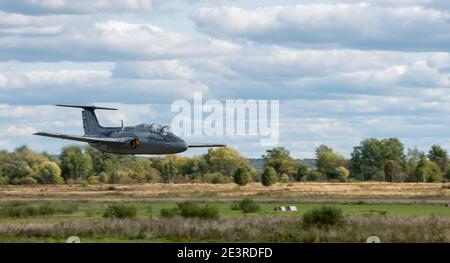 12 settembre 2020, regione di Kaluga, Russia. L'aereo da addestramento Aero L-29 Delfin effettua un volo di addestramento presso l'aeroporto di Oreshkovo. Foto Stock