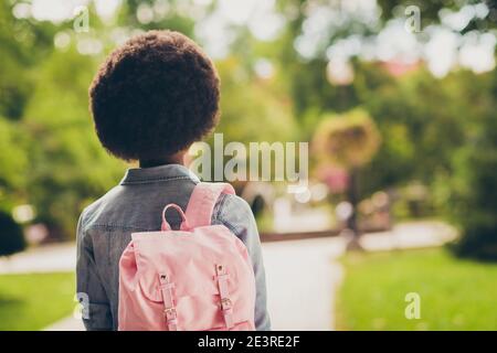 Vista dal basso ritratto fotografico di donna con pelle nera capelli ricci  indossando jeans casual elegante camicia rosa zaino alla moda Foto stock -  Alamy