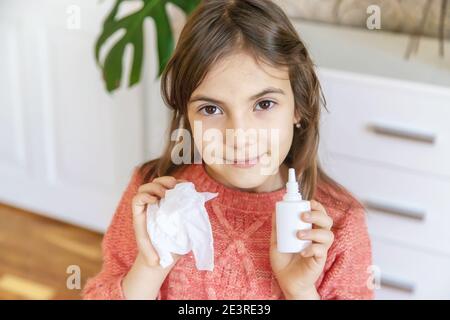 Il bambino gocciola dal freddo nel naso. Messa a fuoco selettiva. Persone. Foto Stock