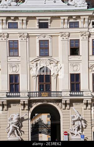 Vienna, Austria - 24 aprile 2019: Palazzo Imperiale di Hofburg, Heldenplatz, Vienna Foto Stock