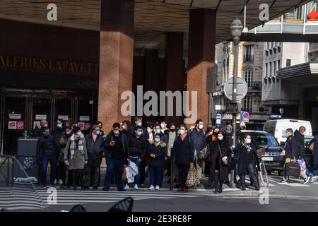 Parigi, Francia. 20 gennaio 2021. Lancio delle vendite invernali alle Galeries Lafayette di Parigi, Francia, il 20 gennaio 2021. Photo by Lionel Urman/ABACAPRESS.COM Credit: Abaca Press/Alamy Live News Foto Stock