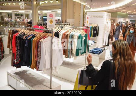 Parigi, Francia. 20 gennaio 2021. Lancio delle vendite invernali alle Galeries Lafayette di Parigi, Francia, il 20 gennaio 2021. Photo by Lionel Urman/ABACAPRESS.COM Credit: Abaca Press/Alamy Live News Foto Stock