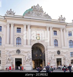 Vienna, Austria - 24 aprile 2019: Palazzo Imperiale di Hofburg, Heldenplatz, Vienna Foto Stock